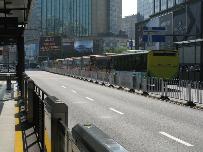 Ve stanicích je BRT koridor rozšířen, aby se mohly autobusy navzájem předjíždět. Hustotu provozu ilustruje tento obrázek – vyhrazený pás je přerušen světelně řízenou křižovatkou, před kterou se vždy nahromadí řada autobusů. Oproti ostatní autobusovým linkám, které se velmi obtížně prodírají hustým městským provozem, je BRT relativně spolehlivým druhem dopravy.