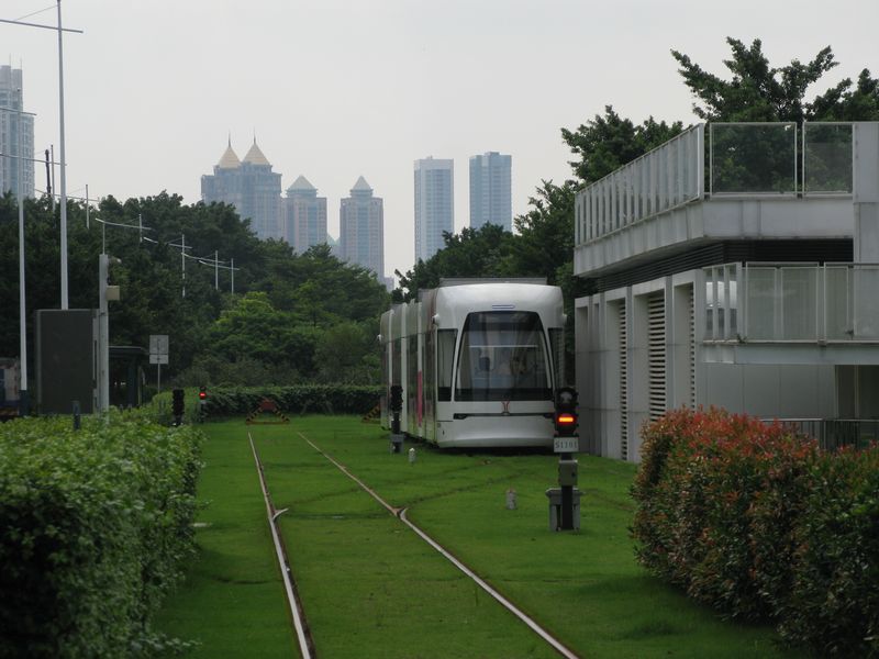Západní konečná u vyhlídkové věže Canton Tower. Údajně se chystá ještě dalších 6 podobných tramvajových linek v Guangzhou.