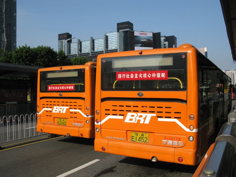 Některé autobusy jsou určené pouze pro linky BRT, mají tedy i patřičný oranžový nátěr. Část z nich na základní lince B1 je kloubových – jedná se o jediné kloubové autobusy v celém osmimilionovém Guangzhou. Na trase BRT je celkem 26 stanic a přestoupit se na ní dá na jejím západním konci z linek metra 1 a 3 a také z automatické podzemní dráhy APM.