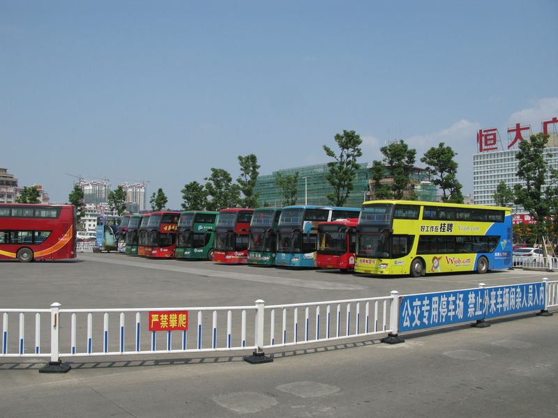Odstavná plocha pro patrové autobusy páteøní linky 100, která jezdí pøes celé mìsto od severu k jinu ve velmi krátkých intervalech. Používány jsou èínské autobusy dvou základních typù. Samozøejmostí je i klimatizace.