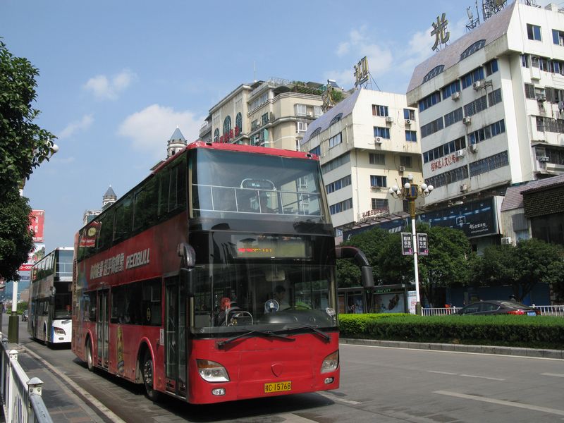 Starší typ dvoupodlažního autobusu v centru mìsta projíždí po jednom z hlavních mìstských bulvárù. Dvoupatrové autobusy jsou stabilnì vypravovány na hlavní mìstské linky, zbytek je v režii jednopodlažních vozidel.