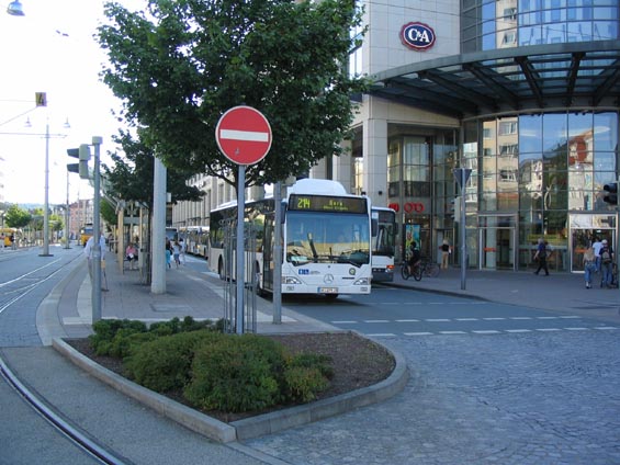 Pøímìstský autobus na plynový pohon vyjíždí z centrální zastávky.