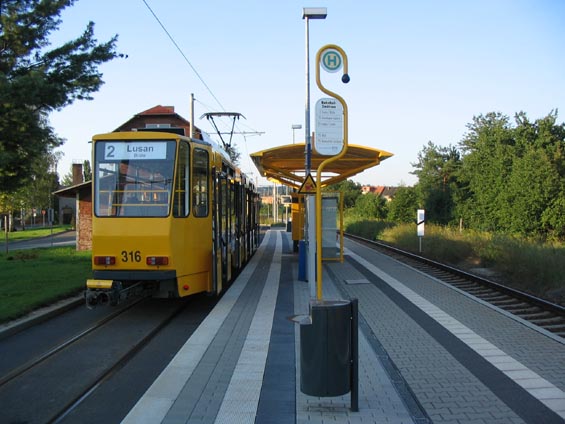 Na koneèné stanici linky 2 na nádraží Zwötzen najdeme unikátní pøestup "hrana - hrana" mezi tramvají a vlakem.