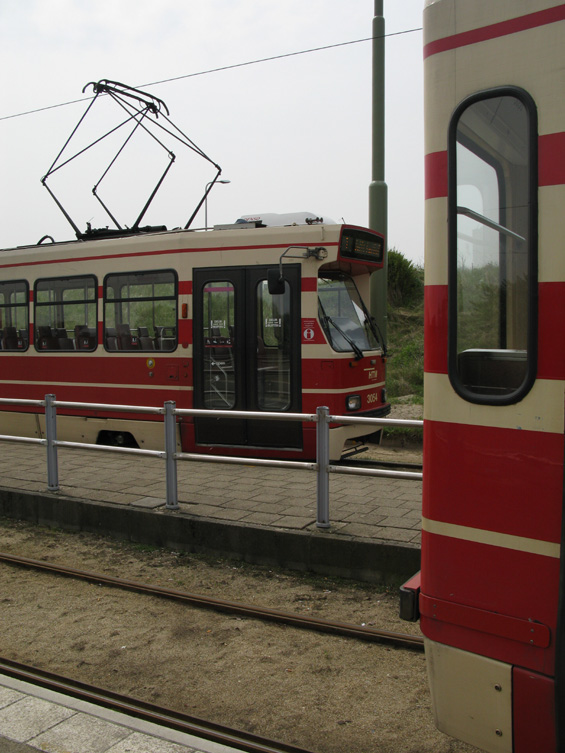 Typické haagské tramvaje v jednotném nátìru na koneèné Scheveningen Noorderstrand. Tramvaje nejsou nízkopodlažní. Jediná bezbariérová kolejová vozidla pøedstavují vlakotramvaje na linkách 3 a 4.