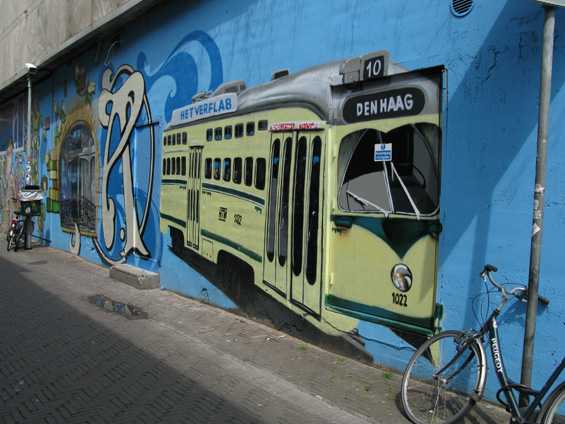 Betonová zeï v centru poblíž hlavní pìší zóny je vyzdobena starou haagskou tramvají koncepce PCC, kterou už uvidíte pouze v tramvajových muzeích.