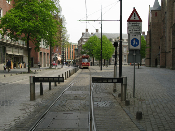 Tramvajová linka 17 se proplétá historickým centrem Haagu. Aby sem zároveò nevjíždìla auta, chrání pìší zónu tyto "plácaèky", které si tramvaj dálkovì otvírá.