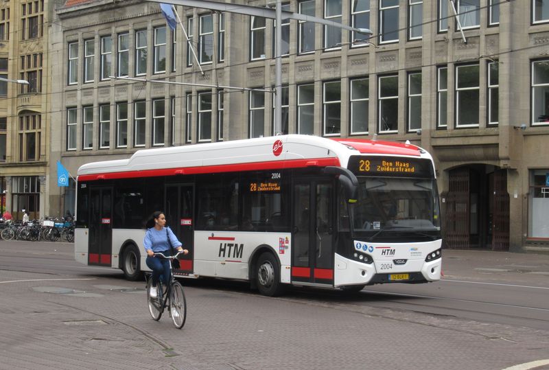 Haagský dopravní podnik HTM poøídil v roce 2018 také 8 elektrobusù VDL, které potkáte na mìstských linkách oznaèených èíselnou øadou 20-29. Linka 28 vede skrz historické centrum smìrem k plážím na pobøeží.