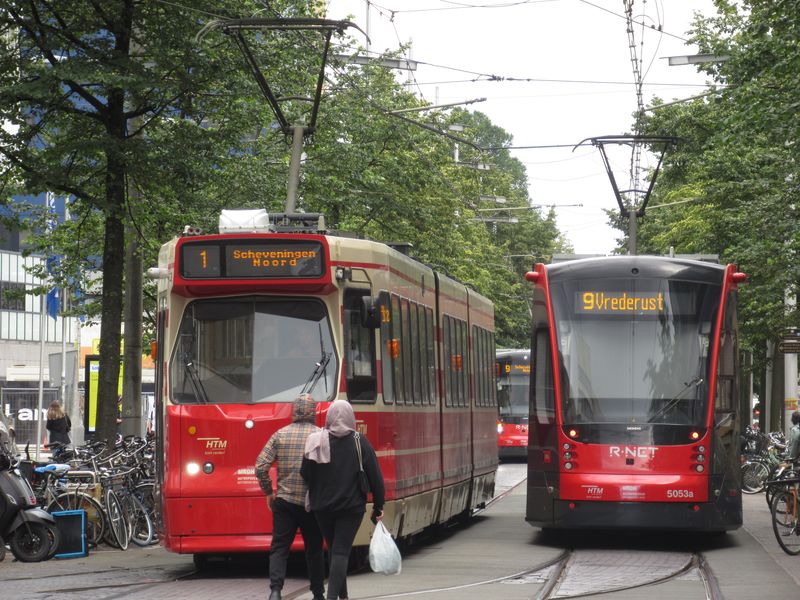 V centru Haagu je i pøes zahloubení jedné trati pod zem mnoho dalších povrchových tratí, kde se vzájemnì proplétají místní linky. Zde setkání dvou základních typù tramvají na pìší zónì.