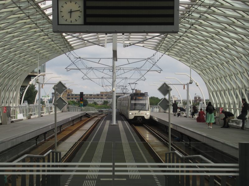 Na hlavním nádraží v Haagu je ukonèena také linka metra E až z Rotterdamu. Od roku 2016 využívá metro tato nová nadzemní nástupištì, do té doby konèilo o patro níž vedle klasických vlakù. Linka E vede èástí trasy spoleènì s místními vlakotramvajemi.
