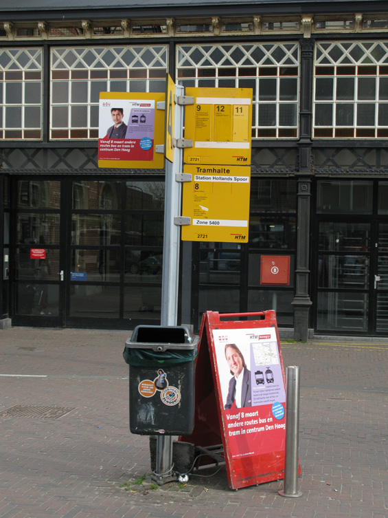 Zastávkový oznaèník na tramvajové zastávce pøed nádražím HS.