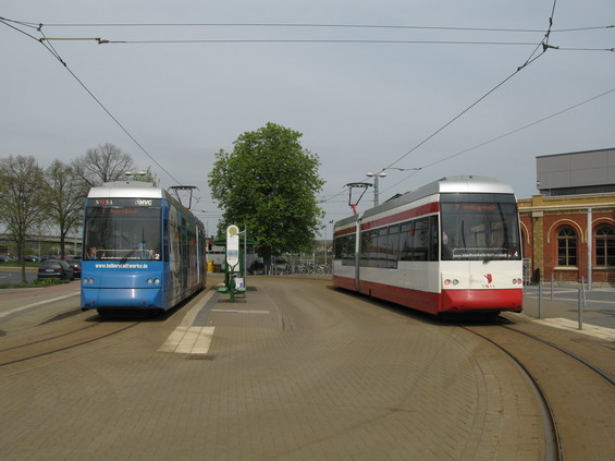 V Halberstadtu se mùžete svézt tramvajemi Leoliner, které sem byly dodány v letech 2006-2007 v poètu 5 kusù. Tato zvláštní tramvaj má zadní èelo mnohem širší než pøední.