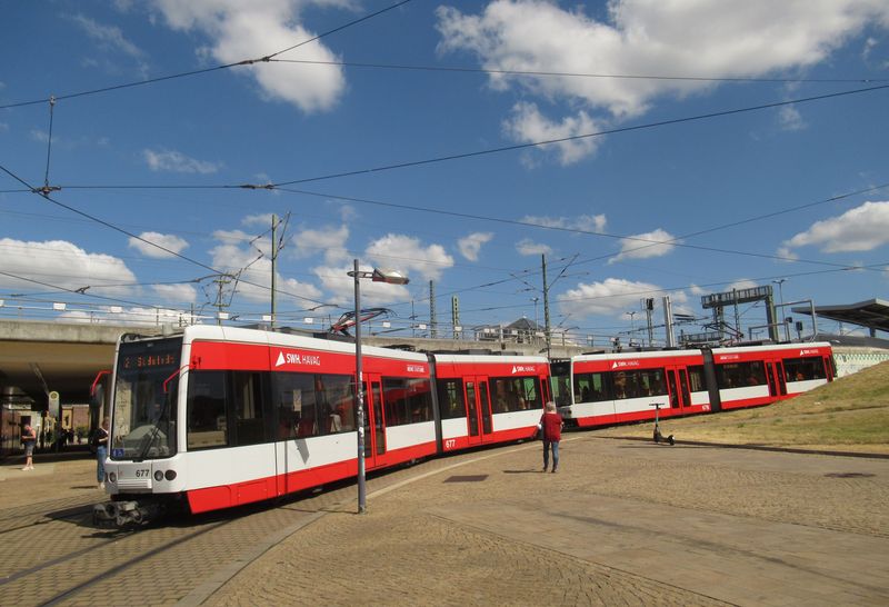 Dvojice tramvají Bombardier klesá od zastávky Hlavní nádraží smìrem k centru. Tato pøeložka pøibližující tramvaje è. 2 a 5 k vlakovému uzlu funguje od roku 2005.