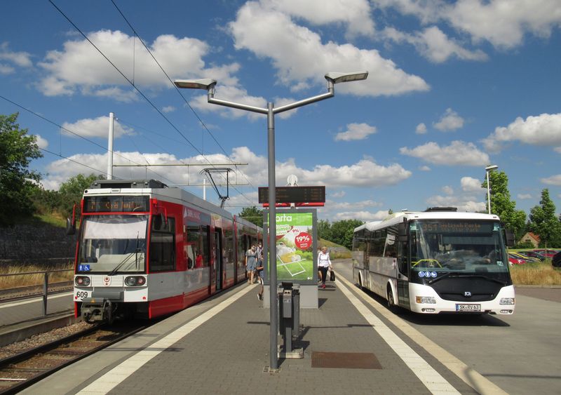 Na koneèné linky 7 Büschdorf na východním okraji Halle se potkala tramvaj z roku 1996 s autobusem SOR CN12 z roku 2016. Dopravce OBS (Omnibusbetrieb Saalkreis) provozuje kromì regionálních spojù také èást mìstských linek v Halle a v poslední dobì obnovil svùj vozový park právì autobusy SOR rùzných typù.