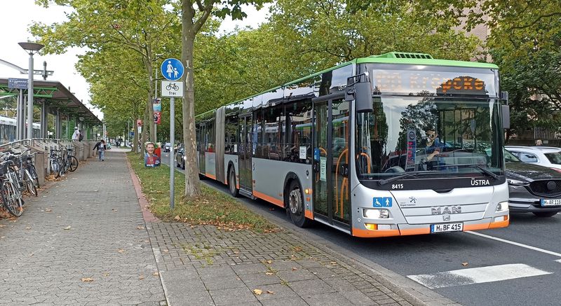 Støíbrnozelené jsou jak tramvaje, tak i autobusy hannoverského dopravního podniku Üstra. Oranžová barva se na nových vozidlech už neobjevuje. Vozový park je složen ze znaèek Solaris, MAN a Mercedes-Benz. Stále vìtší podíl vozového parku pak tvoøí autobusy s hybridním pohonem a elektrobusy.