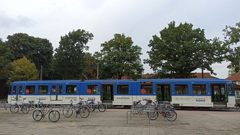Hannover je rovinaté mìsto, a tak nepøekvapí množství cyklistù, kteøí rádi kombinují jízdu na kole s MHD. Právì kvùli jejich velkému poètu se ale ve špièkách s kolem do tramvaje nesmí.