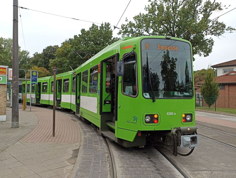 Severní koneèná linky 9 Fasanenkrug. I když jsou všechny místní tramvaje obousmìrné, na èásti koneèných jsou klasická obratištì. S provozem tìchto nejstarších tramvají se poèítá až do roku 2028 – 40 posledních kusù má být modernizováno.