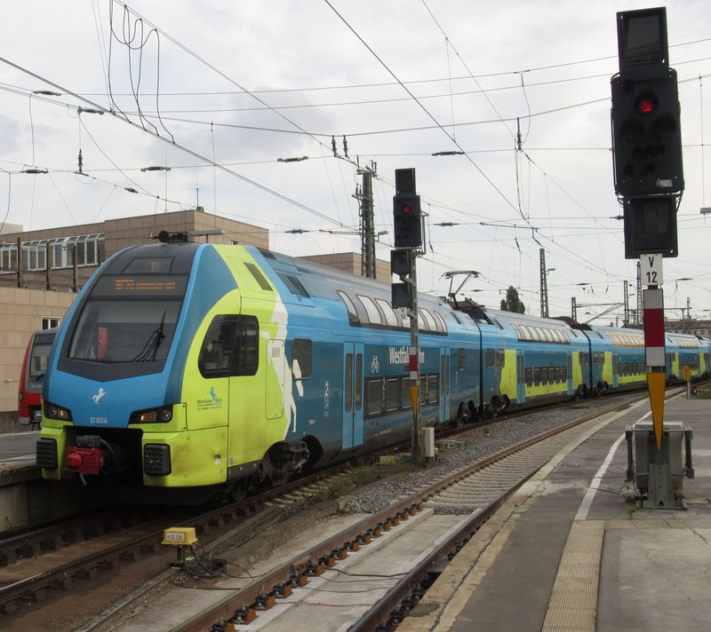 V Hannoveru potkáte také jiné dopravce než státní DB. Pøíkladem jsou tyto dvoupatrové elektrické jednotky dopravce Westfalenbahn provozujícího vlaky z Braunschweigu pøes Hannover dál na západ do Bielefeldu a dalších mìst.