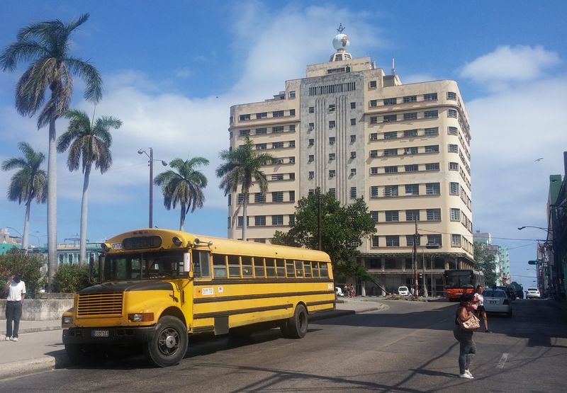 Z USA èi Kanady sem doputovalo také mnoho klasických žlutých školních autobusù. V jiných koutech Kuby jsou školní spoje zajiš�ovány pøedevším menšími autobusy Girón místní provenience.
