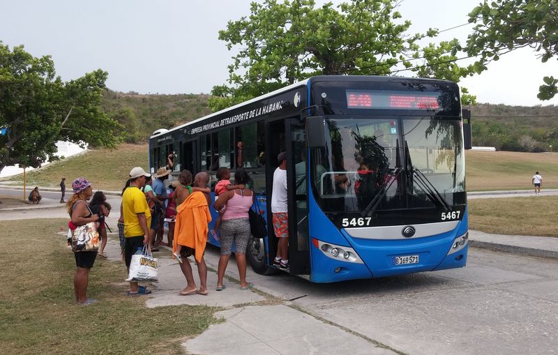 Dál k rozlehlým plážím na východ od Havany jezdí už jen tyto polopøímìstské linky s èínskými autobusy Yutong. Vzhledem k víkendu byly tyto linky ještì více pøeplnìné než obvykle a cestující zde museli na každé zastávce bojovat o každý centimetr životního prostoru.