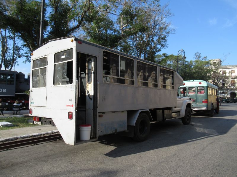 Mnoho nástaveb na nákladní automobily je montováno z rùzných náhradních dílù, oblíbené jsou dveøe z autobusù Ikarus, které na Kubì jezdívaly v hojném poètu, nyní je potkáte už jen velmi výjimeènì.