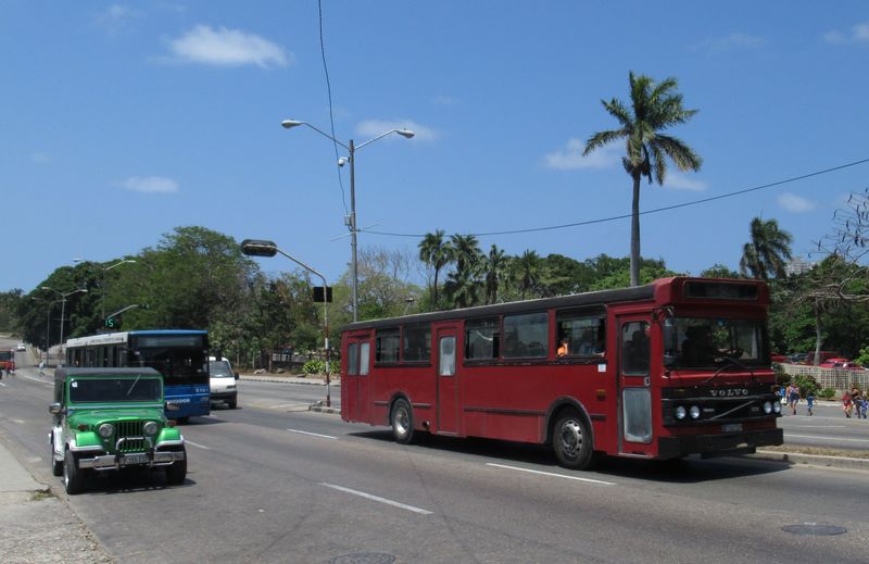 Prastaré Volvo odkudsi ze severní Evropy na mezimìstské linky projíždí kolem Zoologické zahrady v jedné z nejvýstavnìjších ètvrtí Havany.