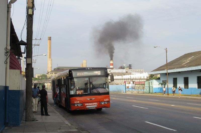 Metrobusová linka P13 vede jižní èástí Havany a také kolem vlakového nádraží La Coubre. V pozadí je èadící továrna v tìsném sousedství historického centra. S ochranou ovzduší si tady hlavu opravdu nelámou.
