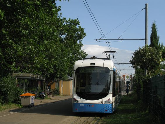 Všechny tramvaje vèetnì tìch v Mannheimu a Heidelbergu provozuje dopravce RNV. Starší nátìr tohoto dopravce je modrobílý, novìjší nebo rekonstruované vozy jsou pak v aktuálním modrooranžovobílém kabátì. Takto vypadá koneèná zastávka v Leimenu.