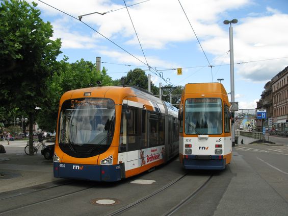 Veøejná doprava v Heidelbergu sází pøedevším na tramvaje, které, aè na metrovém rozchodu, dokážou nabídnout rychlé a pohodlné spojení nejen po mìstì samotném, ale i daleko za nìj. Nejnovìjší pìti- nebo sedmièlánkové Variobahny od Bombardieru pak jsou poøizovány od roku 2003. První dodávka sedmièlánkových tramvají èítala 8 kusù. Na pøímìstské lince 5 jezdí pìtièlánkové tramvaje.