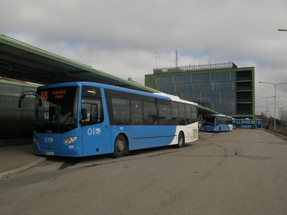 Nová Scania na typickém autobusovém nádraží u stanice metra. V Helsinkách se mùžete svézt vozy Volvo, Scania, MAN, Iveco i VDL. Nenajdete tu kloubové autobusy, zato patnáctimetrových tu jezdí požehnanì.