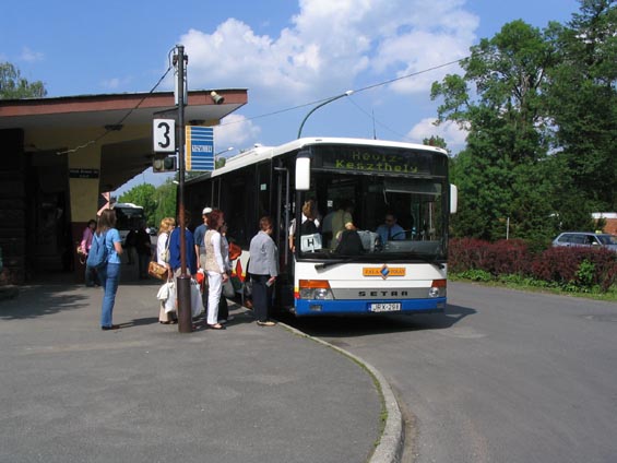 Do nedalekého mìsta Keszthely na bøehu Balatonu míøí autobusy každou chvíli. Tentokrát jede nízkopodlažní Setra.