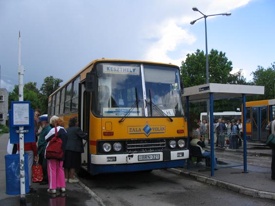 Dopravce Zala Volán vlastní ještì dost pùvodních Ikarusù. Autobusové nádraží leží hned vedle vlakového.