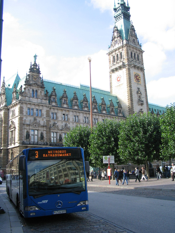 Metrobus è. 3 v podobì 15 m dlouhého autobusu na námìstí u radnice.
