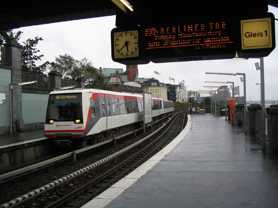 Novìjší typ soupravy metra v nadzemní stanici Landungsbrücken.