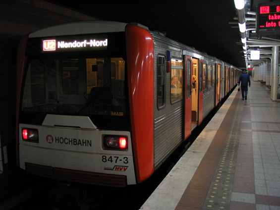 Starý vlak Hochbahnu s novým èelem. Dveøe si otevírají cestující sami klikou a zatáhnutím.