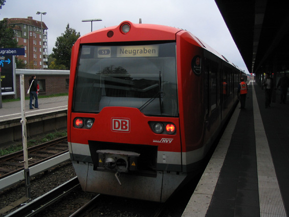 Nový typ vlaku po S-Bahn v prozatímní koneèené stanici linky S3 Neugraben. Dále už pojedou tyto jednotky se zdviženým pantografem.