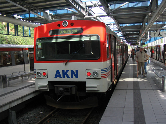 Pøestupní stanice Norderstedt Mitte, kde lze formou hrana-hrana pøestoupit mezi metrem a vlaky AKN.