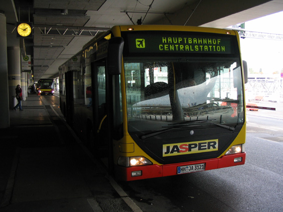 Airport Express spojuje letištì s hlavním nádražím.