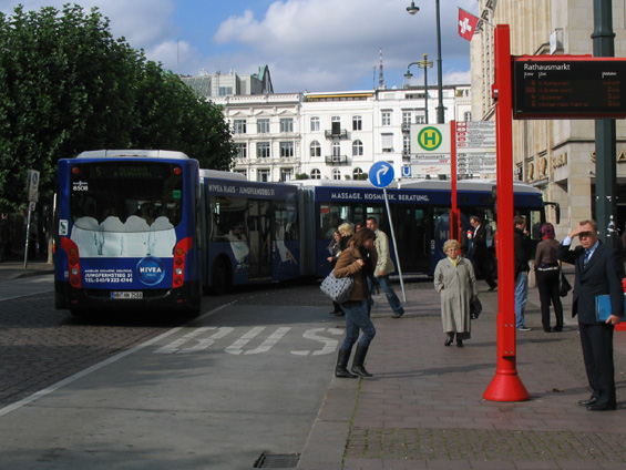 Dvoukloubový metrobus se proplétá pìší zónou u radnice.