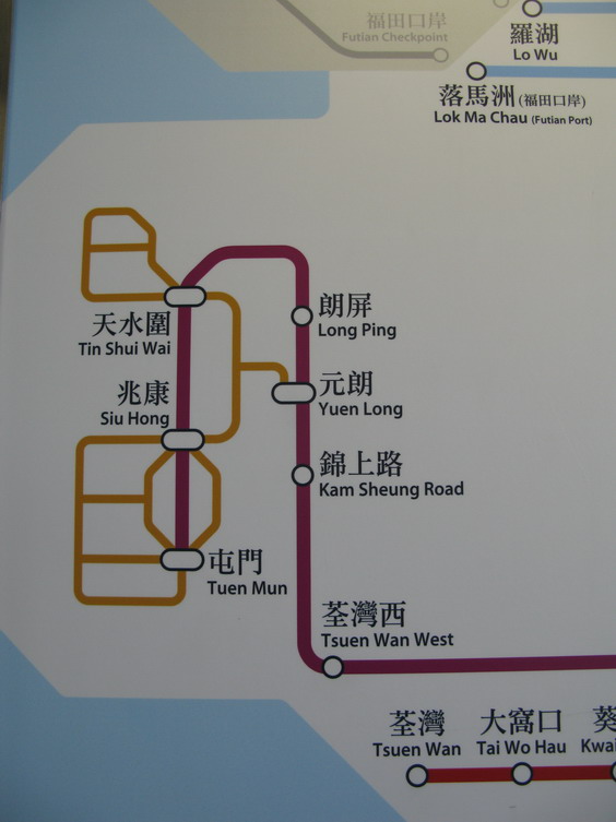 Detail dopravního schématu hongkongského metra, které obsahuje i samostatný tramvajový systém na severozápadì státu znázornìný žlutou barvou.