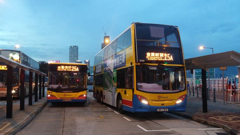 Další významný autobusový terminál s dvou- i jednopodlažními autobusy na ostrovì Hong Kong najdete u pøístavištì pøívozù i trajektù poblíž zdejšího kongresového a výstavního centra ve ètvrti Wan Chai. I zde už se staví nová stanice metra pro prodlouženou pøímìstskou linku vedoucí z pevninské èásti (dnes ukonèenou na nádraží Hung Hom).