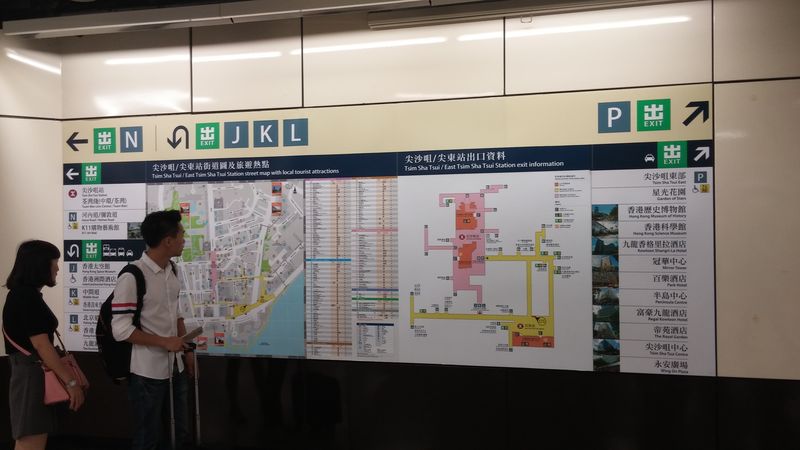 Asi nejdelší pøestupní chodby najdete mezi stanicemi Tsim Sha Tsui na èervené a fialové lince metra na jihu pevninského Kowloonu. Jednotlivé východy z metra jsou ale pøehlednì oznaèeny písmeny a i jednotlivé pøestupní chodby jsou pro názornost ještì barevnì rozlišeny. Dostat se z jedné linky na druhou zde trvá cca 15 minut.
