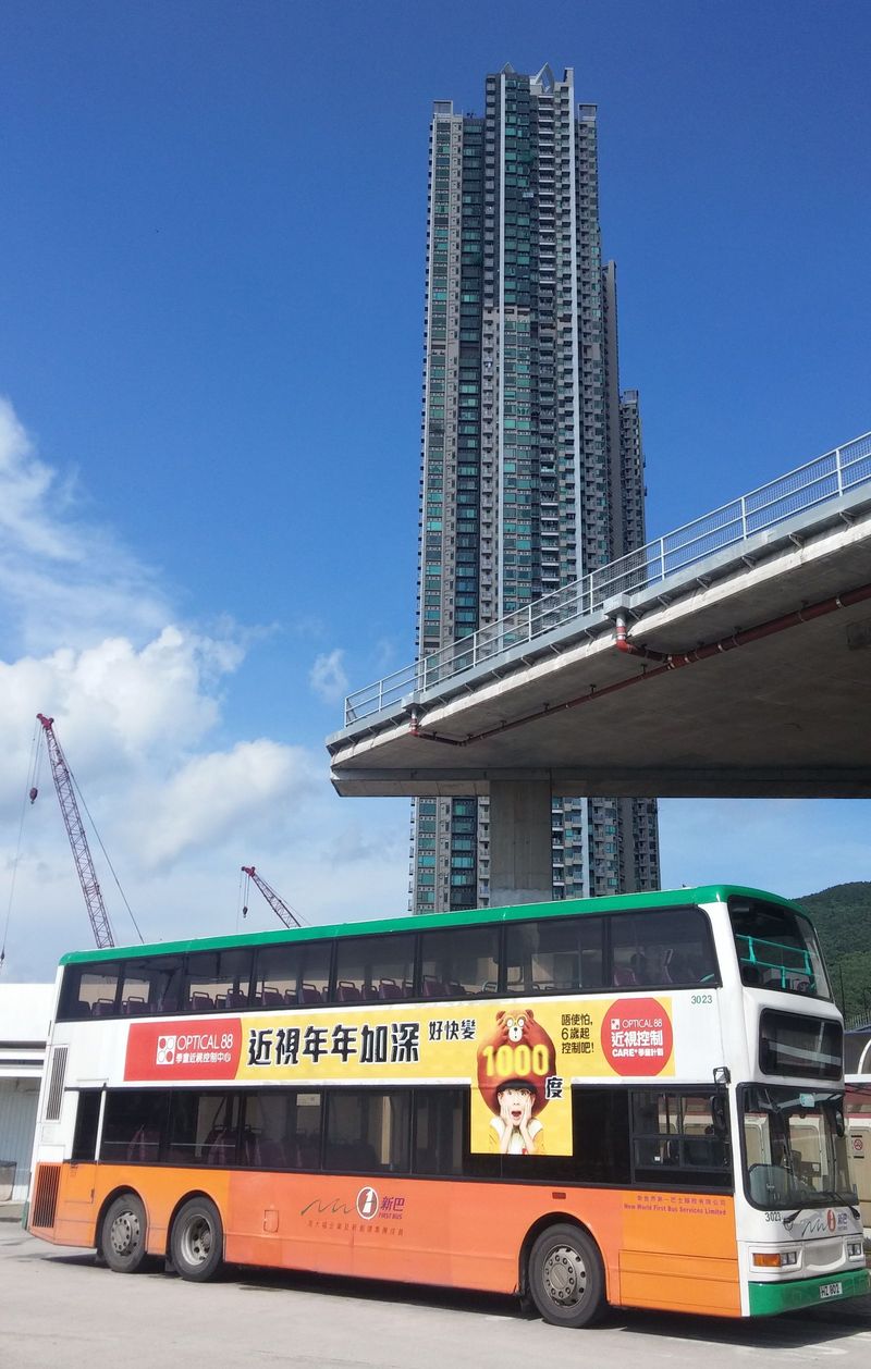 Do nové luxusní rezidenèní ètvrti LOHAS Park, která vyrostla na východním okraji pevninského Hong Kongu souèasnì s prodloužením metra, se dá dojet z centra také autobusem v pøijatelnì krátkých intervalech. Výška nových domù postavených na pozemcích provozovatele metra je ohromující.