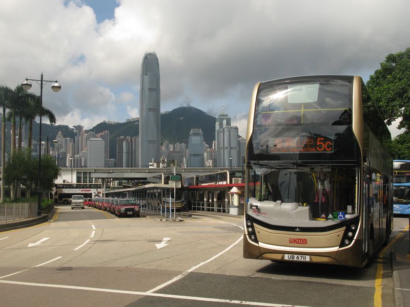 Zbrusu nový dvoupatrák Dennis Alexander na významné autobusové koneèné na pøístavišti na jihu mìsta Kowloon, pevninské èásti Hong Kongu. Zde zaèíná nejrušnìjší mìstská tøída, po které jezdí autobusy v prùmìrném intervalu cca 10 sekund.
