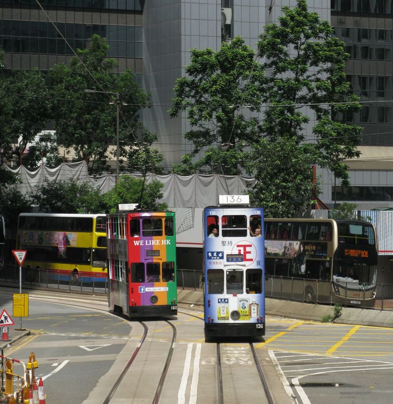Hlavní turistická atrakce na ostrovì Hong Kong – tramvajová linka s provozem cca 170 dvoupatrových tramvají – je prakticky po celou dobu jízdy obklopena množstvím soubìžných autobusových linek. Tramvaje se modernizují zpùsobem zachovávajícím oblíbený tvar a „vìtrací“ vlastnosti vozové skøínì.