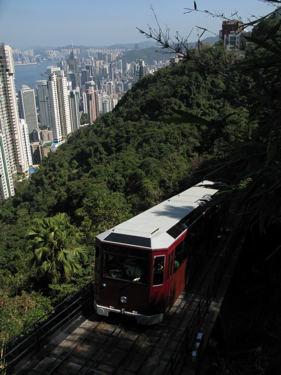 Lanovka má promìnný sklon i trasu, ze které jsou rozmanité výhledy na nejznámìjší místa Hongkongu. Kvùli velkému sklonu jsou však místa pouze k sezení.