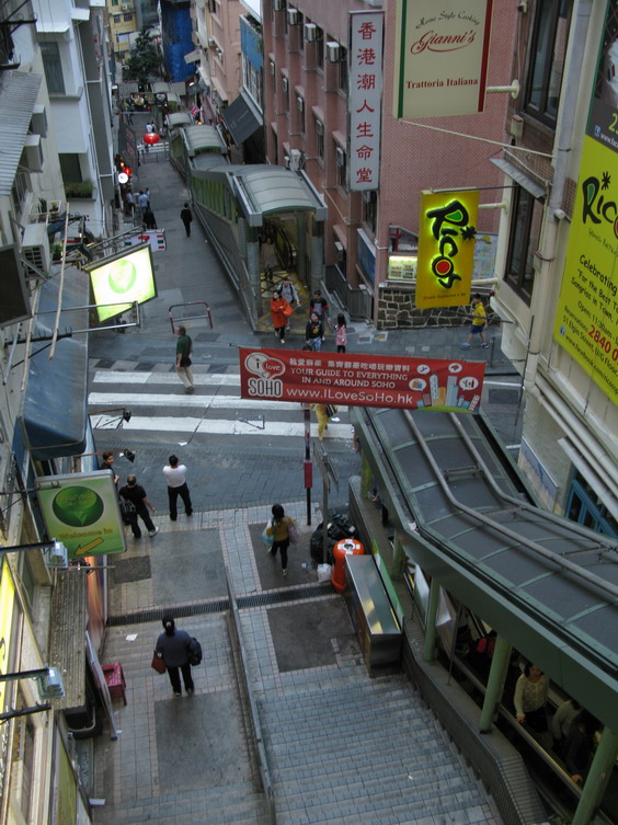 Eskalátorový koridor køižuje normální ulice, proto je rozdìlen na více èástí s rùzným sklonem i délkou.