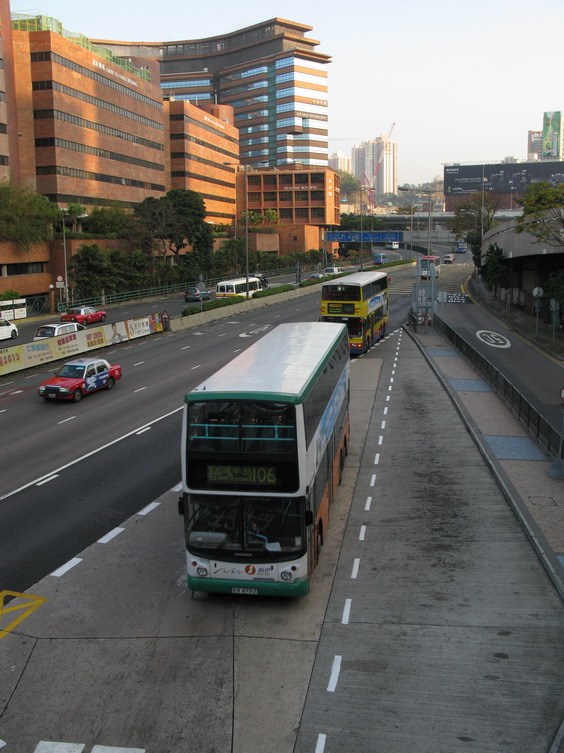 I autobusy musejí pøi cestì po dálnicích nebo tunely projíždìt mýtnými branami. Oranžovozelenobílé autobusy patøí dopravci New World First Bus.