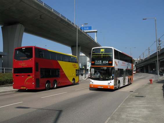 Èervenožluté autobusy CityFlyer a oranžovobílé vozy Airbus jezdí z rùzných koutù Hong Kongu na zdejší mezinárodní letištì. Èást cestujících ale volí pro cestu na letištì rychlejší metro.