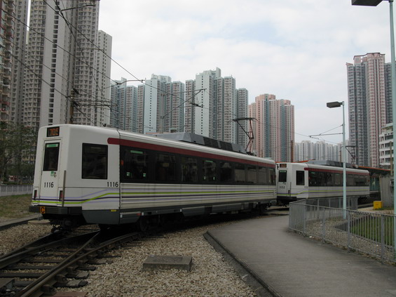 Na protismìrných okružních linkách 705 a 706, které nepøekroèí hranice mìsta Tin Shui, jsou vypravovány pouze tramvajové dvojice.