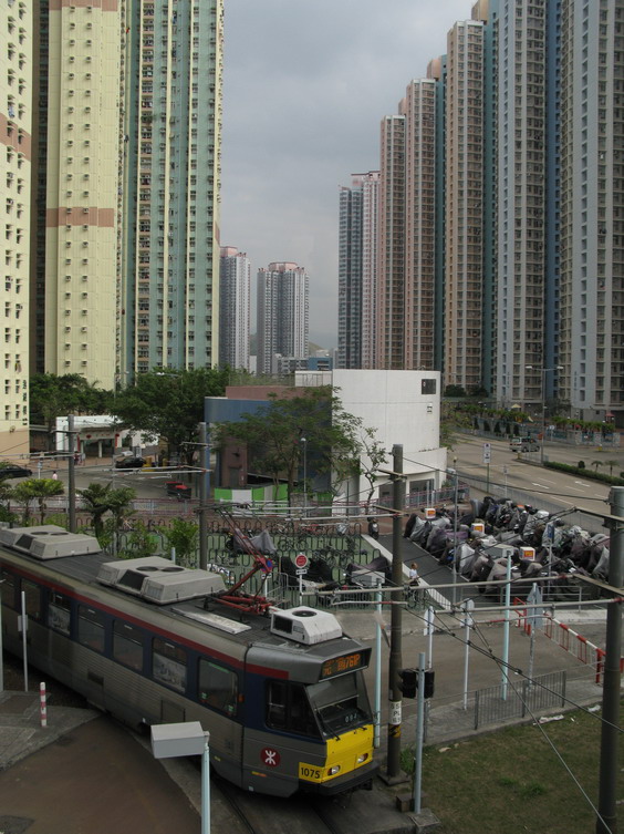 Koneèná zastávka linky 761P "Tin Yat" je také obklopena obytnými mrakodrapy plnými miniaturních bytù.